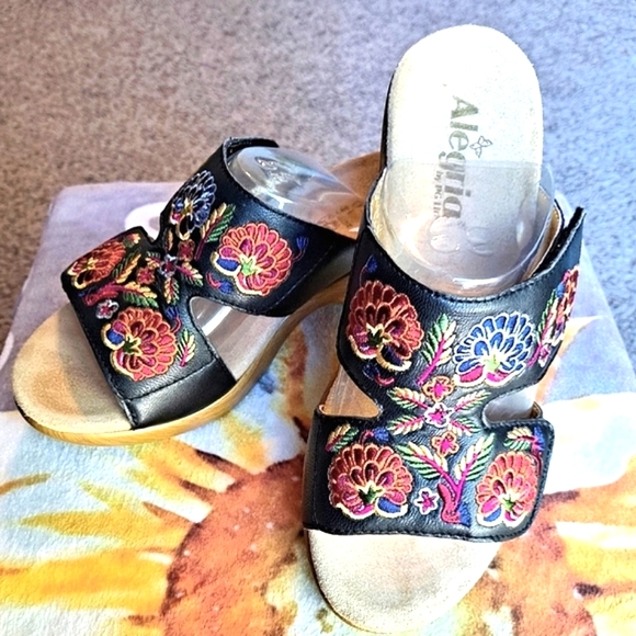 Pair Of Black Comfortable Padded Arch Support Platform Sandals Shoes By Algeria - Picture 2 of 8